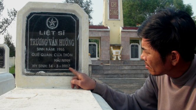 Bia trên mộ liệt sĩ Gạc Ma Trương Văn Hướng tại nghĩa trang liệt sĩ xã Hải Ninh bị ghi sai năm hy sinh thành 14-3-1987 - Ảnh: Quốc Nam