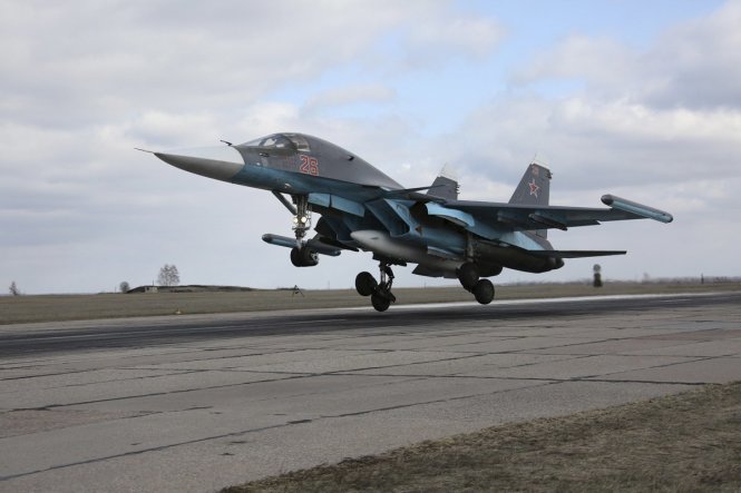 Một máy bay chiến đấu của Nga trở về từ Syria đang hạ cánh xuống căn cứ ở Buturlinovka (Nga). Ảnh: Reuters