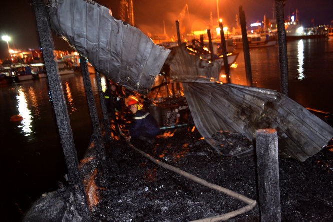 Tàu Hải Đảo 2 bị ngọn lửa gây thiệt hại nặng nề - Ảnh: DUY THANH
