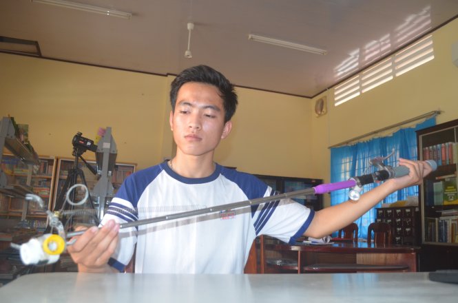 Đức và “gậy môi trường” được sử dụng ở Trường THCS - THPT Phú Quới từ bốn tháng nay - Ảnh: M.T.