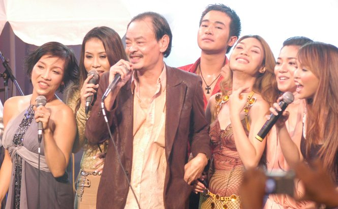 Nhạc sĩ Thanh Tùng hát cùng các ca sĩ trong chương trình Con đường âm nhạc số 4 tại khuôn viên Bảo tàng Mỹ thuật TP.HCM, tháng 8-2005 - Ảnh: Tr.N.