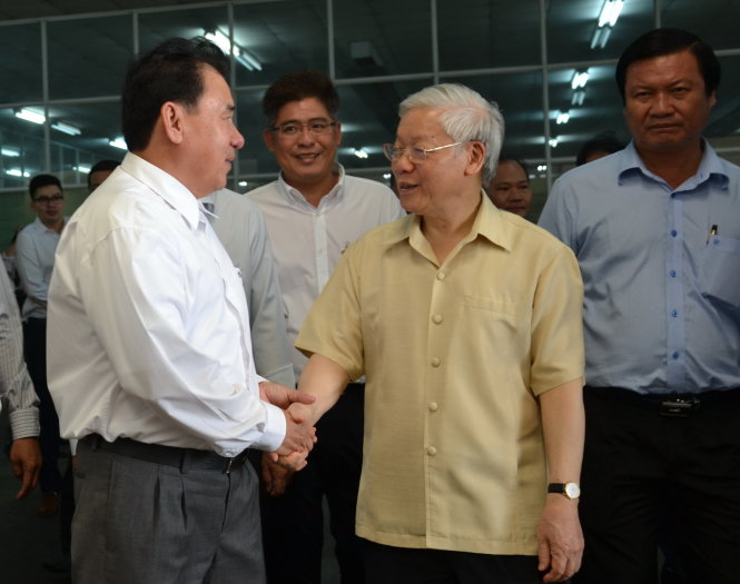 Tổng bí thư Nguyễn Phú Trọng thăm và gặp gỡ lãnh đạo Công ty cổ phần sợi Đông Quang, Khu công nghiệp Hải Sơn, Đức Hòa - Ảnh: SƠN LÂM