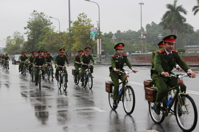 Hình ảnh công an TP Vinh, Nghệ An nhận xe đạp, diễu hành ngày 15-12-2015 - Ảnh: Doãn Hòa