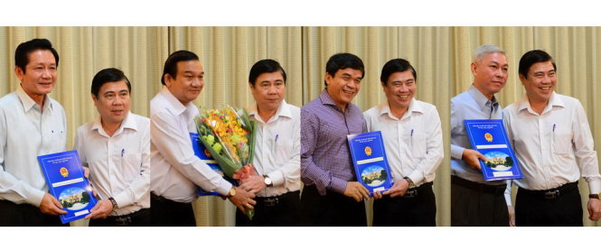 (Lần lượt từ trái qua): Ông Nguyễn Thành Phong trao quyết định cho ông Trần Trung Dũng, ông Lê Minh Tấn, ông Nguyễn Qúy Hòa, ông Nguyễn Pôn - Ảnh: Quang Định