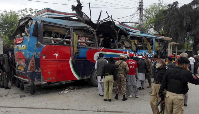 Hiện trường chiếc xe buýt bị đánh bom ngày 16-3 - Ảnh: Reuters