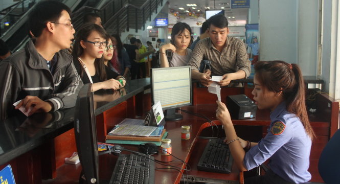 Nhân viên đường sắt tư vấn cho hành khách đi tàu tại ga Sài Gòn - Ảnh: Đức Phú