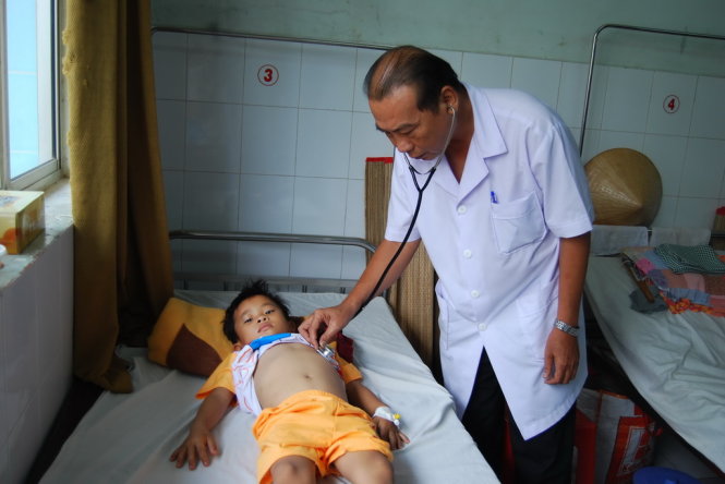 Em Sáng đang được điều trị tại bệnh viện Nguyễn Đình Chiểu, tỉnh Bến Tre
