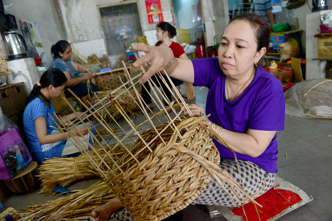 Nhiều doanh nghiệp đề xuất cơ quan thuế phải sòng phẳng với doanh nghiệp. Khi doanh nghiệp chậm nộp thuế phải nộp phạt thì cơ quan thuế chậm hoàn thuế phải trả lãi cho doanh nghiệp. Trong ảnh: xã viên đan mây tre lá tại HTX mây tre lá Ba Nhất, Q.Bình Thạnh, TP.HCM. Doanh nghiệp này đang bị nợ 2,7 tỉ đồng tiền hoàn thuế Ảnh: QUANG ĐỊNH