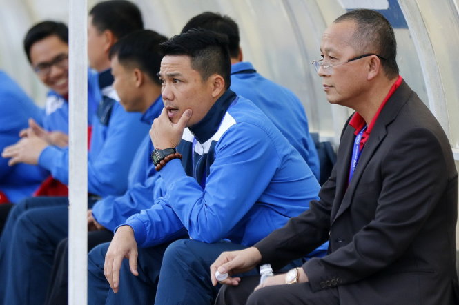 HLV Phạm Như Thuần (thứ 2 từ phải) đã chia tay CLB Than Quảng Ninh sau gần một năm gắn bó. Ảnh: Minh Hoàng