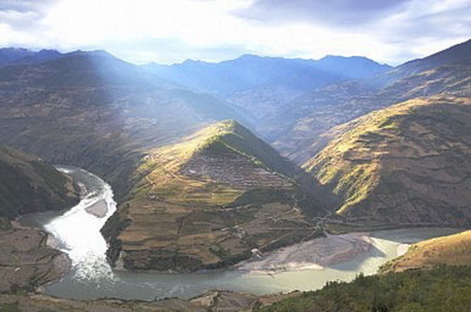 Một đoạn sông Mekong (Lan Thương) chảy trên đất Trung Quốc - Ảnh:the diplomat.com