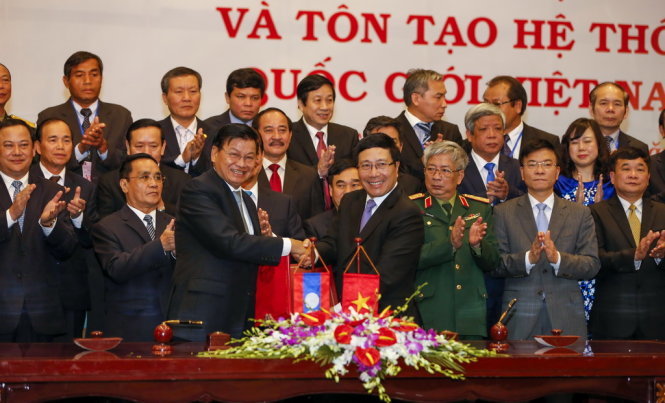 Phó thủ tướng, Bộ trưởng ngoại giao hai nước ký kết hai văn kiện quan trọng đánh dấu thành quả của dự án - Ảnh: Việt Dũng