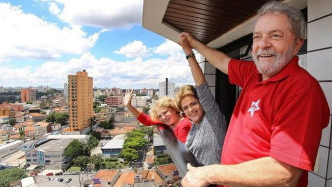 Tổng thống Dilma Rouseff (giữa) bày tỏ ủng hộ Cựu tổng thống Barzil Luiz Inacio Lula da Silva (phải) sau khi ông bị cảnh sát thẩm vấn - Ảnh:EPA
