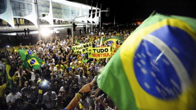 Hàng ngàn người dân Barzil biểu tình trước dinh tổng thống Dilma Rousseff - Ảnh:AFP