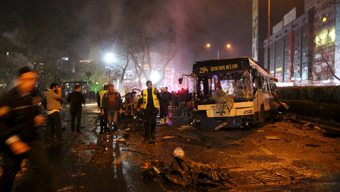 Hiện trường vụ đánh bom tại thủ đô Ankara, Thổ Nhĩ Kỳ ngày 14-3 - Ảnh: Reuters