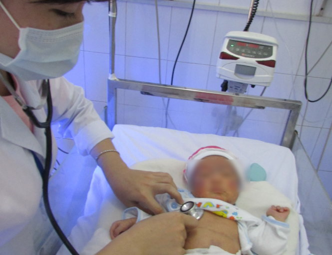 Các bác sĩ đang chăm sóc cho bé trai tại bệnh viện Nguyễn Đình Chiểu