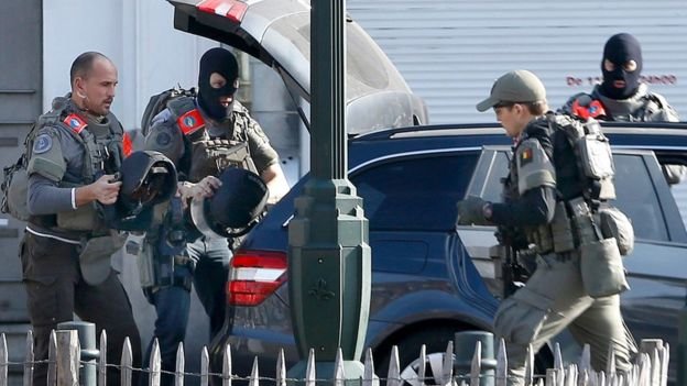 Cảnh sát Bỉ tiến hành bố ráp một căn hộ ở ngoại ô Forest Ảnh: Reuters