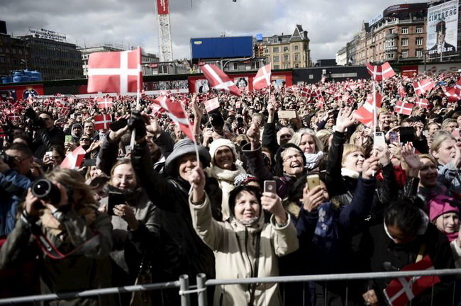 Người dân vẫy cờ Đan Mạch mừng sinh nhật lần thứ 75 của Nữ hoàng Margrethe hồi tháng 4-2015 - Ảnh: Reuters