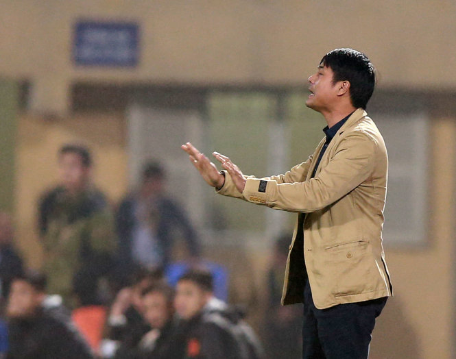 HLV Nguyễn Hữu Thắng trong trận tuyển VN hòa Hà Nội T&T 0-0 chiều 16-3. Ảnh: Nam Khánh