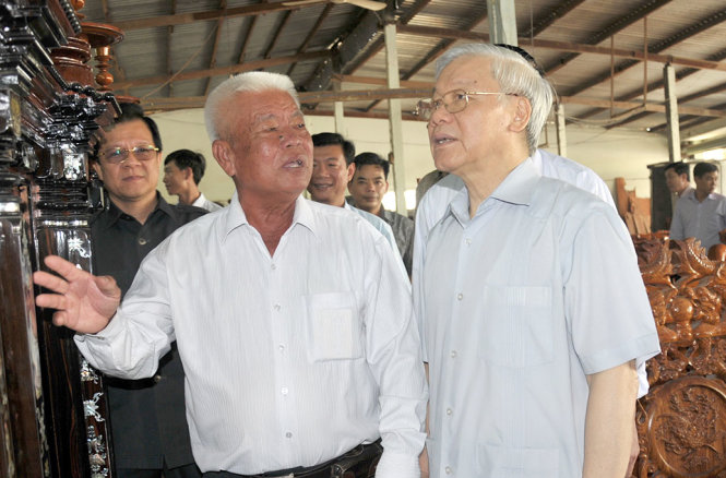 Tổng bí thư Nguyễn Phú Trọng đi thăm cơ sở của người dân ở xã Tân Trung, thị xã Gò Công, tỉnh Tiền Giang - Ảnh: Thanh Tú