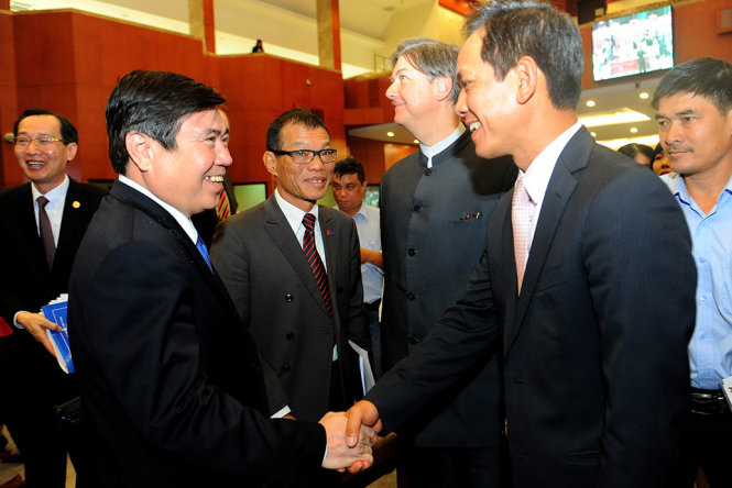 Ông Nguyễn Thành Phong - chủ tịch UBND TP.HCM - trao đổi bên lề với nhà đầu tư nước ngoài - Ảnh: Tự Trung