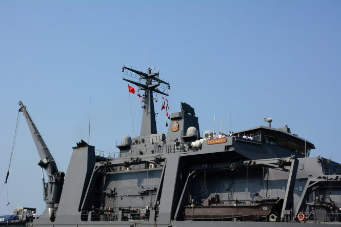 Tàu RSS Endurance của hải quân Singapore trong cảng quốc tế Cam Ranh - Ảnh: VĂN PHẠM