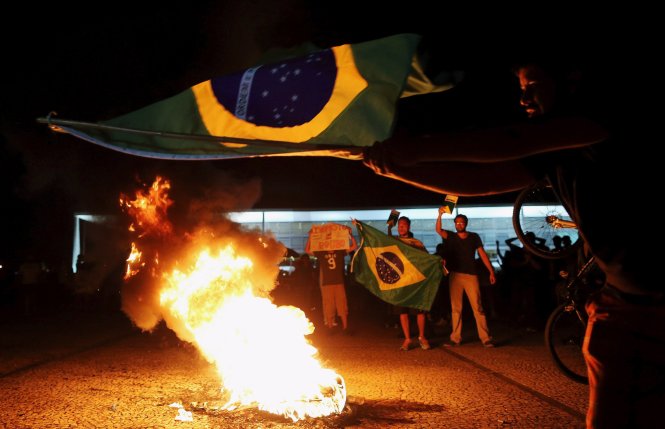 Biểu tình nổ ra ở nhiều thành phố, trong đó có thủ đô Brasilia, sau khi ông Silva được bổ nhiệm vào nội các - Ảnh: Reuters