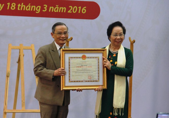 Phó Chủ tịch nước Nguyễn Thị Doan trao danh hiệu Anh hùng lao động cho NGƯT Lê Công Cơ- Ảnh: TRƯỜNG TRUNG