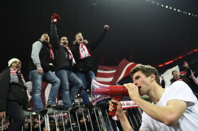Kiểu ăn mừng thắng trận ngộ nghĩnh của Thomas Mueller với CĐV Bayern sau trận đấu với Juventus - Ảnh: AFP
