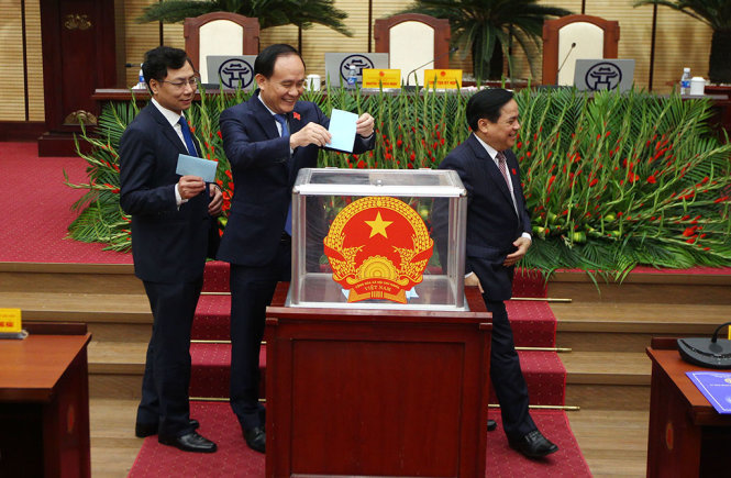 Các đại biểu HĐND thành phố bỏ phiếu bầu 3 Phó chủ tịch UBND thành phố  - Ảnh: Nguyễn Khánh