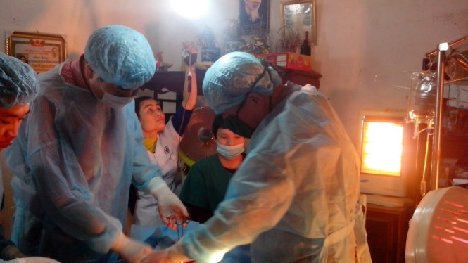 Các bác sỹ tiến hành ca mổ ngay tại nhà cho chị lương Thị Vân - Ảnh: bệnh viện cung cấp