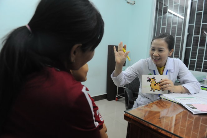 Chuyên viên Phùng Thị Lụa, Bệnh viện Nhi Đồng 2 (TP.HCM) đang khám tâm lý cho bệnh nhi - Ảnh: Tự Trung