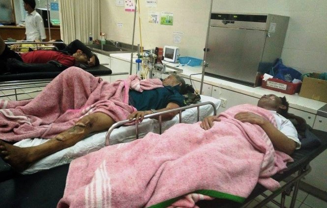 Ngư dân Thừa Thiên-Huế trong vụ nổ ắc quy đang được cấp cứu tại Bệnh viện Trung ương Huế sáng 18-3 -Ảnh: Nguyên Linh