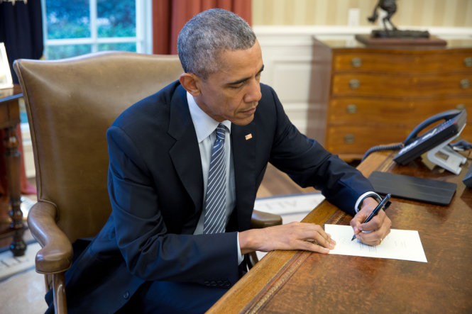 Tổng thống Mỹ Barack Obama ký vào thư gửi nhà văn Cuba  Ileana Yarza - Ảnh: Time