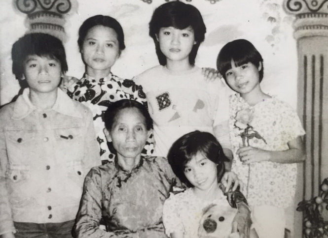 Bức ảnh cũ của gia đình có mặt cả năm mẹ con bà Hạnh. Trong ảnh chị Trang đứng ở bìa phải ảnh, tựa đầu vào vai chị cả - Ảnh: L.Anh