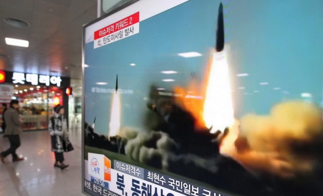 Truyền hình Hàn Quốc đưa tin vụ Triều Tiên bắn tên lửa hồi đầu tháng này - Ảnh: AP