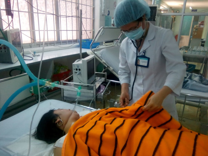 Chị Bùi Thị Hiên đang phải thở ô xy tại Bệnh viện Lê Lợi, TP Vũng Tàu trưa 18-3 - Ảnh: Đông Hà.