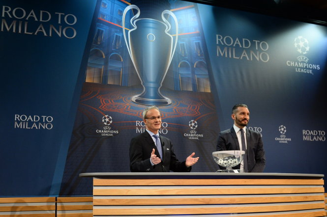 Cựu danh thủ Ý Gianluca Zambrotta (phải) tại buổi lễ bốc thăm tứ kết Champions League 2015-2016 - Ảnh: AFP