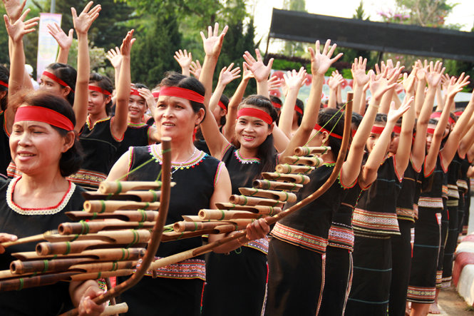 Nghệ nhân Bana ở các ngôi làng của tỉnh Kon Tum biểu diễn điệu xoang Tây nguyên - Ảnh: B.D