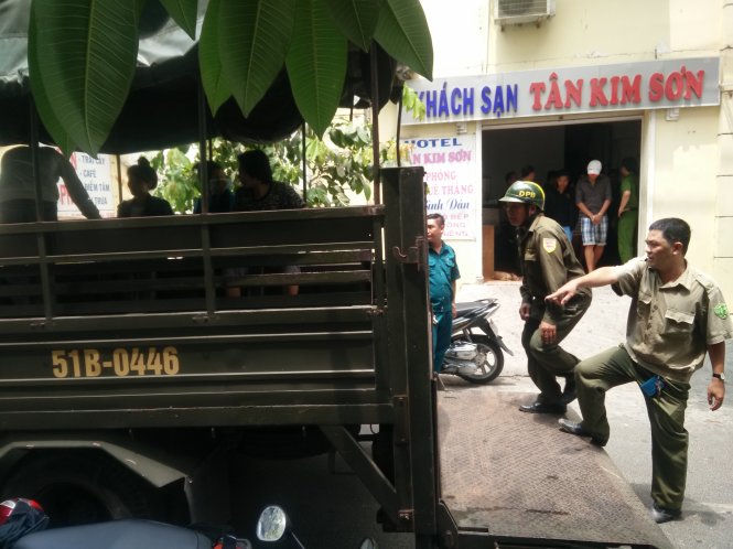 Lực lượng công an bắt các đối tượng trong băng nhóm tàng trữ ma túy đá, hung khí tại khách sạn Tân Kim Sơn (H.Bình Chánh, TP.HCM) - ngày 18-3               Ảnh: A.X.