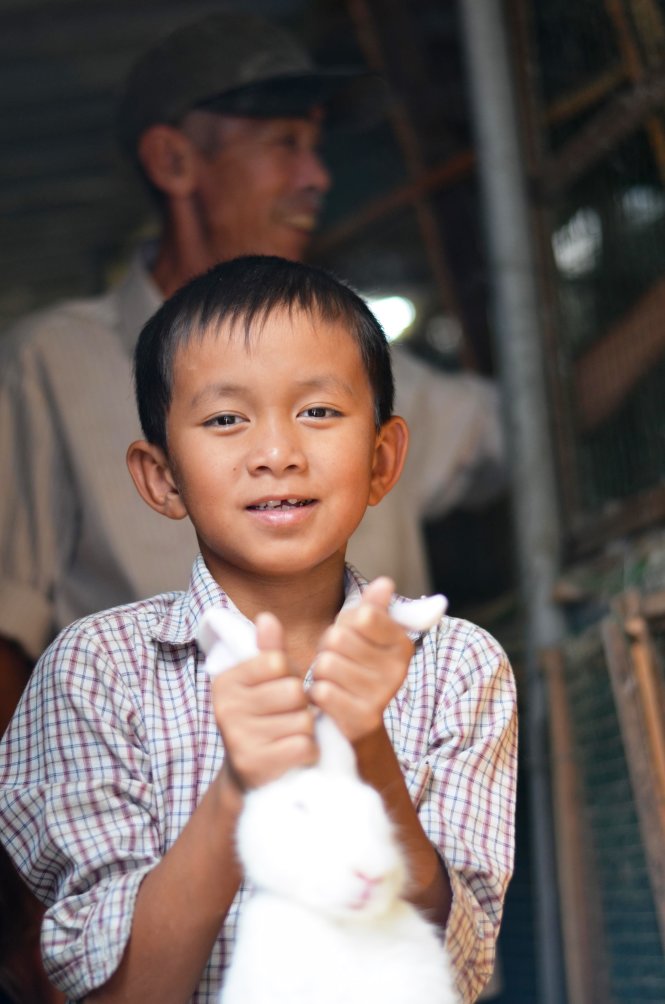 Cháu nội Nguyễn Ngọc Phước với đôi mắt sáng là niềm hi vọng của cả gia đình - Ảnh: Tấn Lực