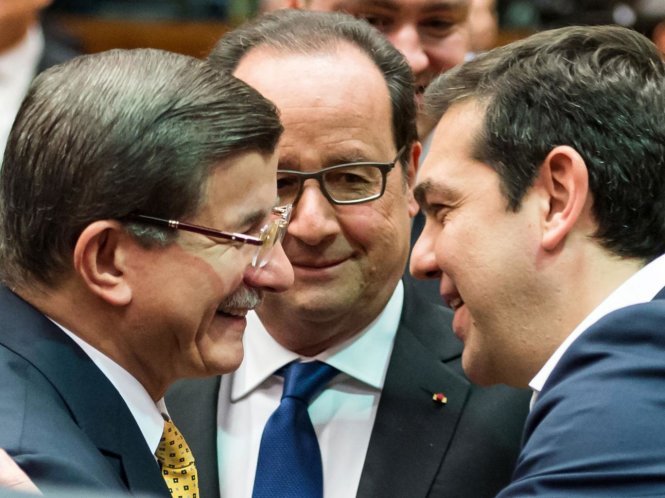 Thủ tướng Thổ Nhĩ Kỳ Ahmet Davutoglu, tổng thống Pháp Francois Hollande và thủ tướng Hi Lạp Alexis Tsipras tại cuộc họp thượng đỉnh ở Brussels - Ảnh: AP