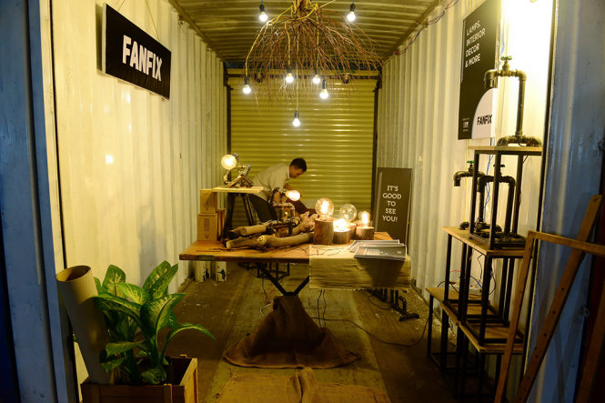 Không gian một cửa hàng bán bóng đèn tại chợ container - Ảnh:Quang Định