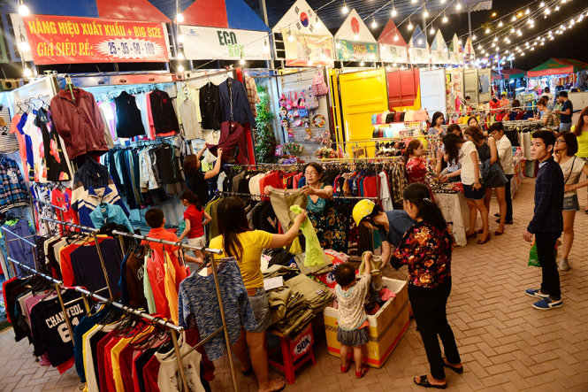 Chợ container buổi tối thu hút đông đảo người dân đến tham quan và mua sắm - Ảnh:Quang Định