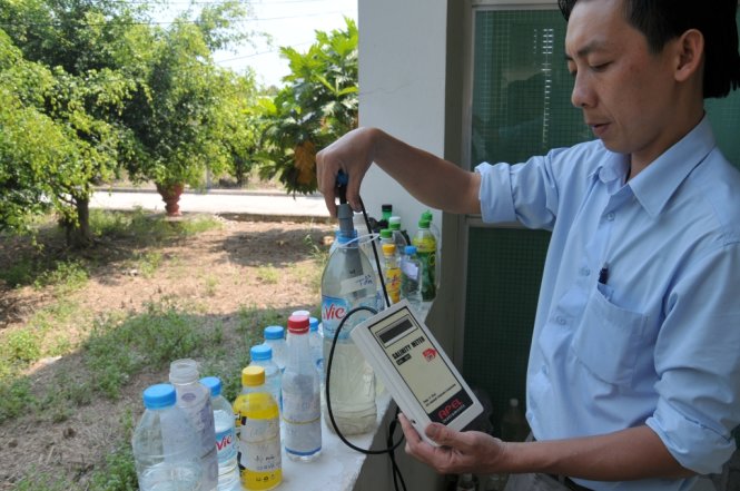 người dân huyện Chợ Lách, tỉnh Bến Tre đưa nước đến phòng nông nghiệp huyện để do độ mặn trước khi tưới - Ảnh: Thanh Tú