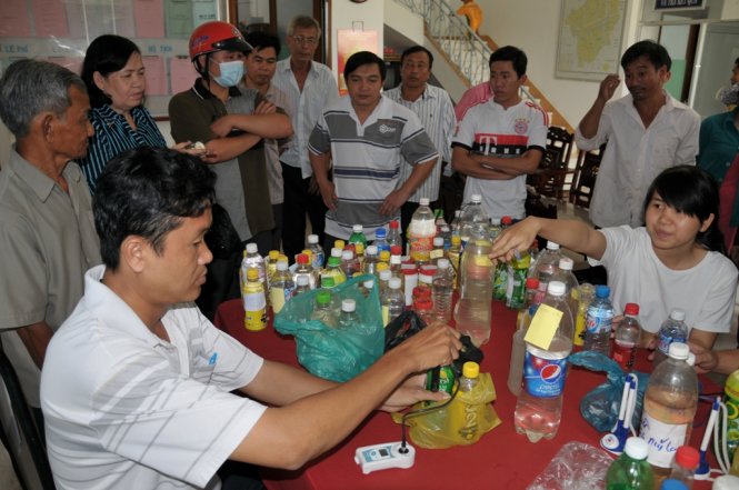 Nông dân huyện Cai Lậy, Tỉnh Tiền Giang đưa nước đến UBND xã để đo đô mặn trong nước - Ảnh: Thanh Tú