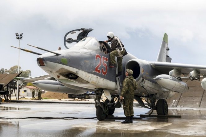 Một phi công Nga bước vào trong chiếc Sukhoi Su-25 trước khi cất cánh rời khỏi căn cứ không quân Hmeymim ở Syria ngày 16-3 - Ảnh: Reuters