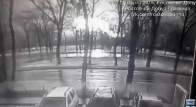 Hình ảnh cắt từ video clip cho thấy máy bay bốc cháy sau khi rơi xuống