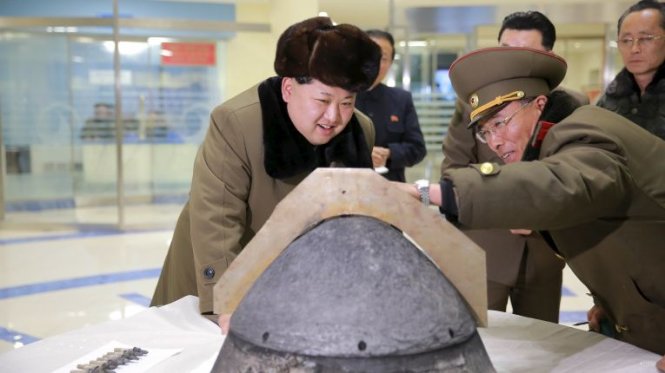 Nhà lãnh đạo CHDCND Triều Tiên Kim Jong Un đang quan sát một đầu đạn tên lửa - Ảnh: Reuters