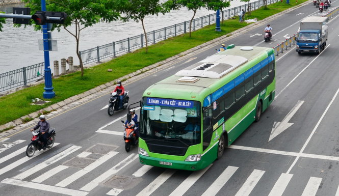 Xe buýt chạy tuyến Bến Thành - Bến xe miền Tây trên đường Võ Văn Kiệt - Ảnh: Hữu Khoa