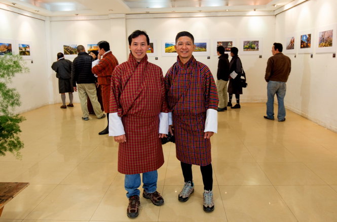 Nghệ sĩ Thanh Hải (trái) và nghệ sĩ Thanh Tùng triển lãm tại Bhutan - Ảnh: Trung Hà